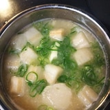 豆腐とねぎと麩の味噌汁